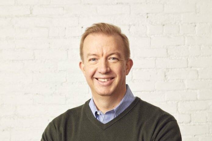 Uma instalação industrial com sensores BrightAI monitorando equipamentos em um ambiente de alta tecnologia.