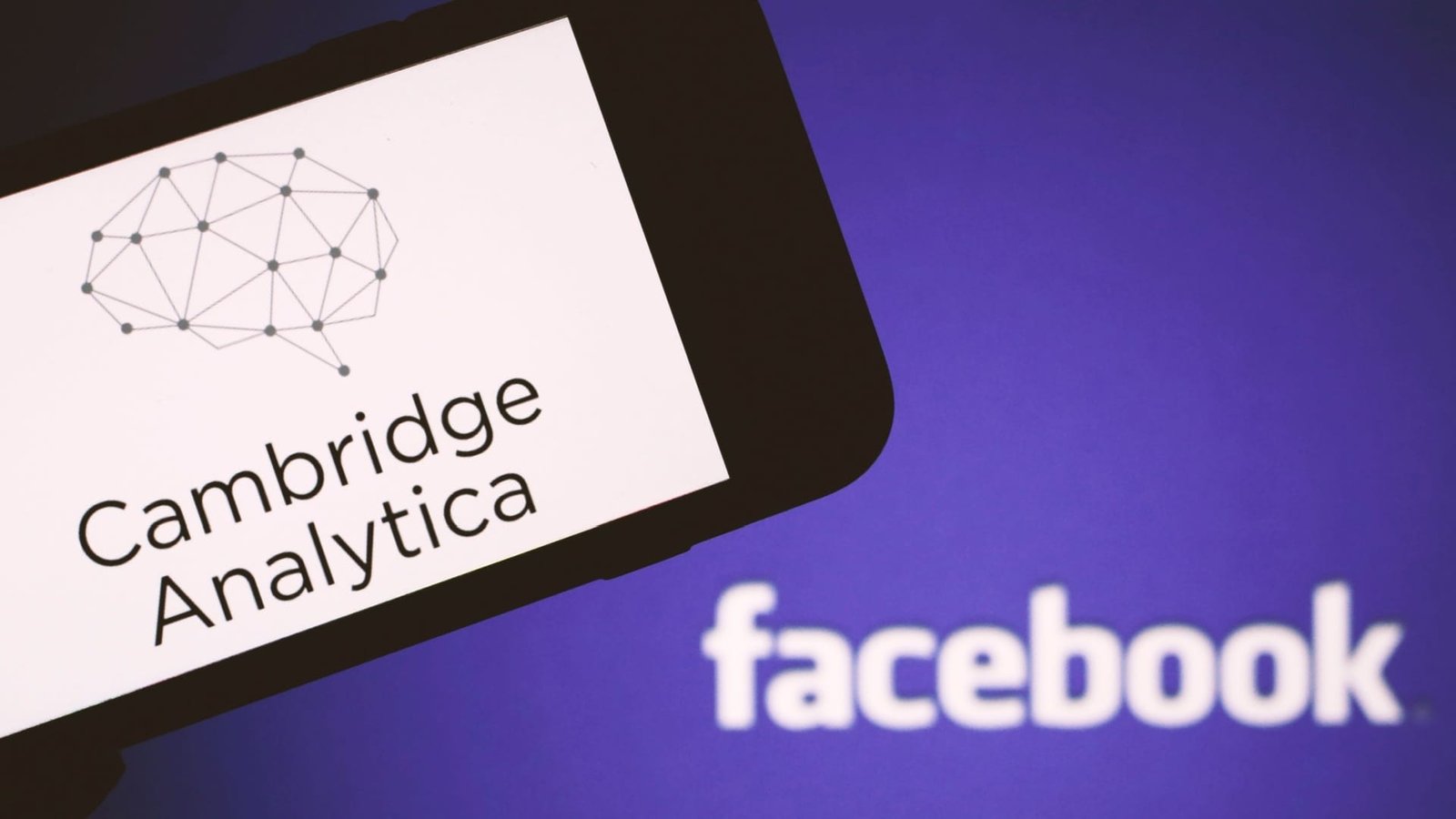Juízes da Suprema Corte dos EUA ouvindo atentamente a um argumento legal sobre o manuseio do Facebook em relação ao incidente da Cambridge Analytica.