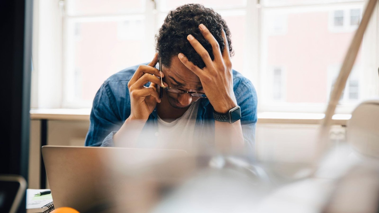 Desenvolvedor em um escritório moderno, concentrado em múltiplas telas com gráficos e código, enquanto a equipe de segurança discute estratégias de DevSecOps.