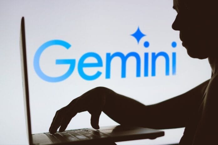 Um espaço de trabalho moderno com um laptop exibindo o recurso de memória do Google Gemini, cercado por itens pessoais