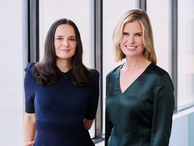 Co-fundadoras Jessica Owens e Iana Dimkova em um escritório moderno discutindo investimentos em saúde.