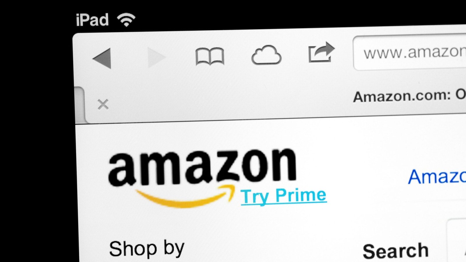 Um ambiente de escritório com monitores de computador exibindo dados de segurança e um pôr do sol urbano ao fundo, representando o tema de cibersegurança.