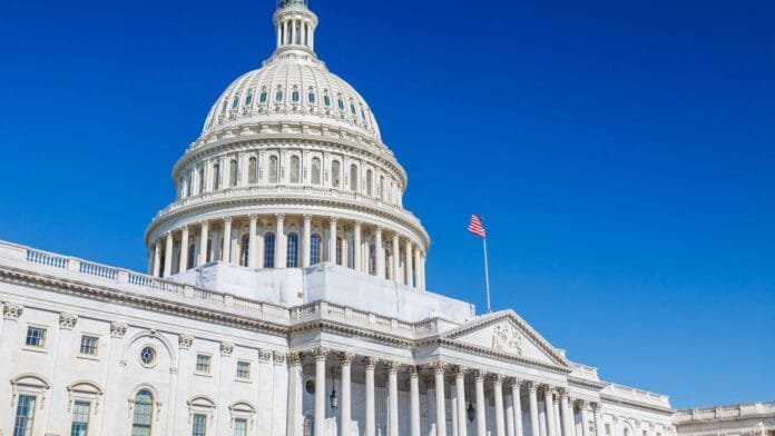 Especialistas em cibersegurança analisando ameaças em uma sala de operações de alta tecnologia.